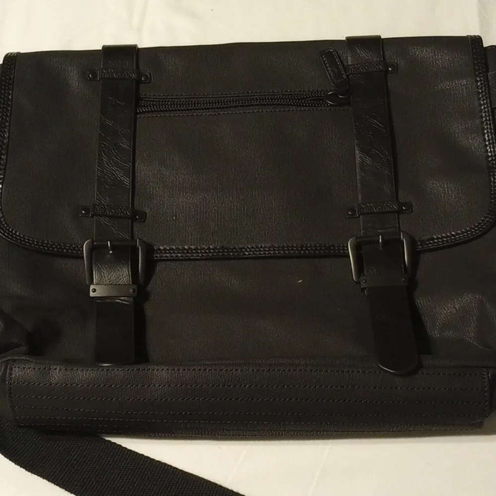 Kenneth Cole Reaction Messenger Bag
